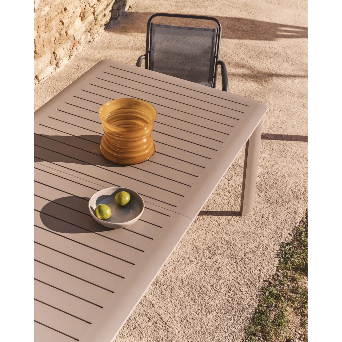 Luri stackable chair in graphite aluminium and grey texteline – image 9