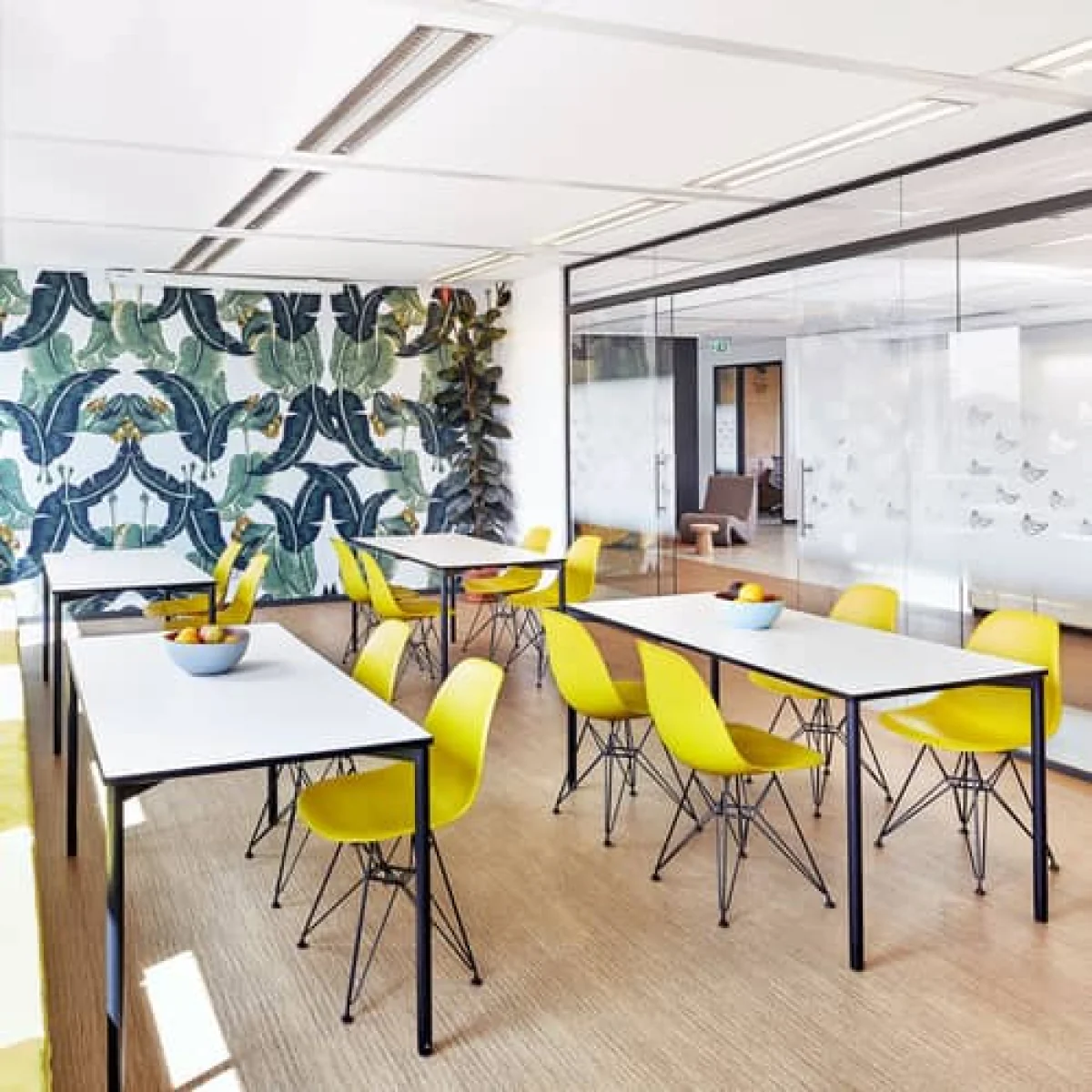 RE DSR - Eames Plastic Side Chair Chair plastic material yellow / (1950) - Black legs / Recycled - Vitra – image 4