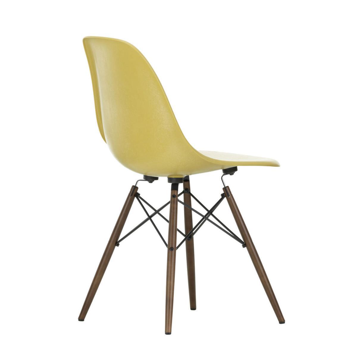 DSW - Eames Fiberglass Side Chair Chair - / (1950) - Dark wood by Vitra Beige – image 3