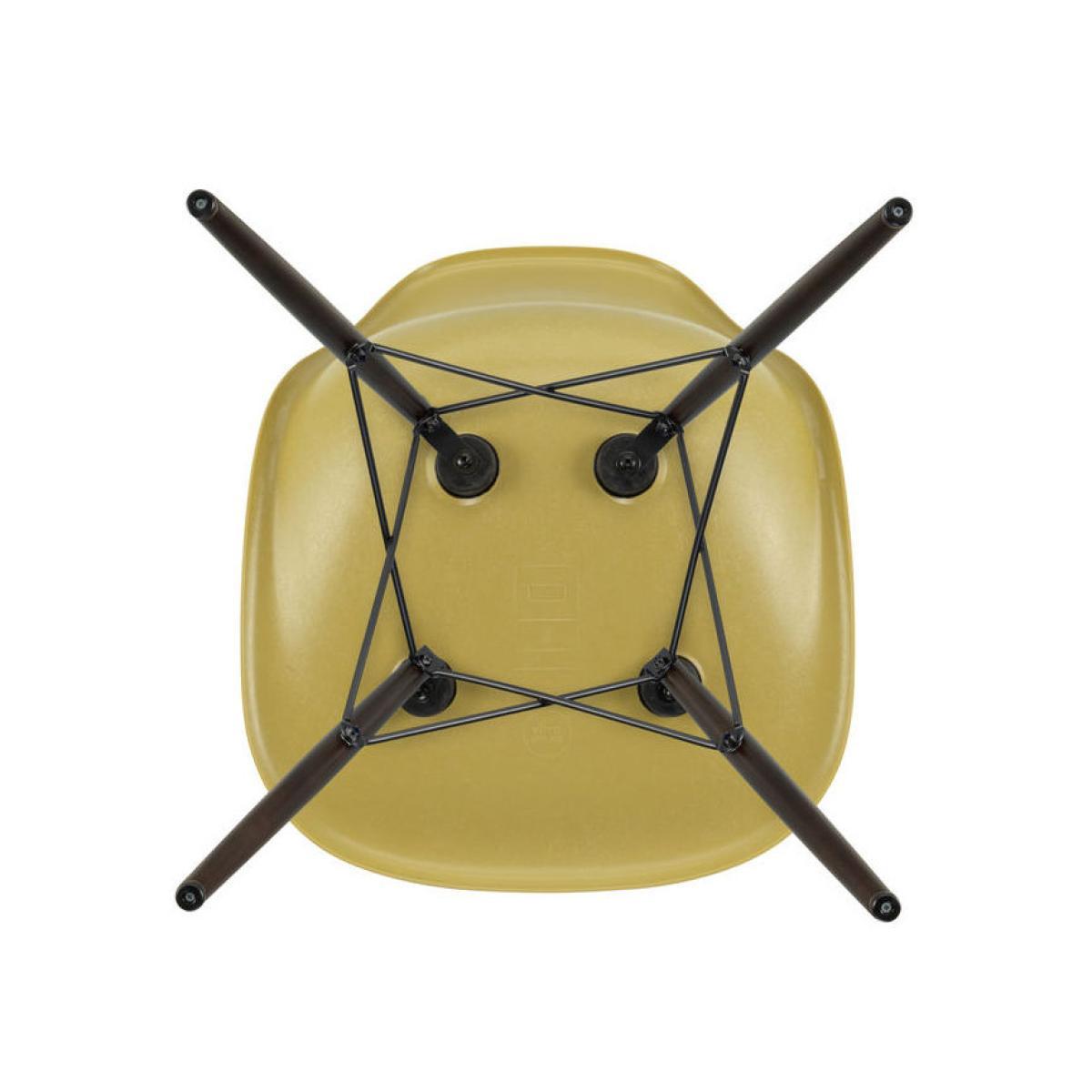 DSW - Eames Fiberglass Side Chair Chair - / (1950) - Dark wood by Vitra Beige – image 4