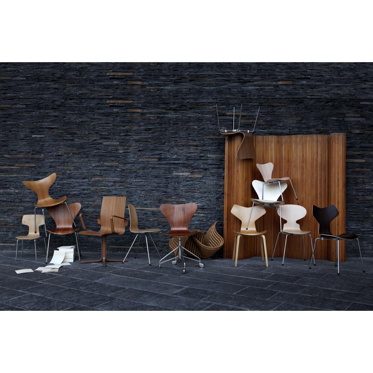 Fourmi Stacking chair - Lacquered wood by Fritz Hansen Black – image 5