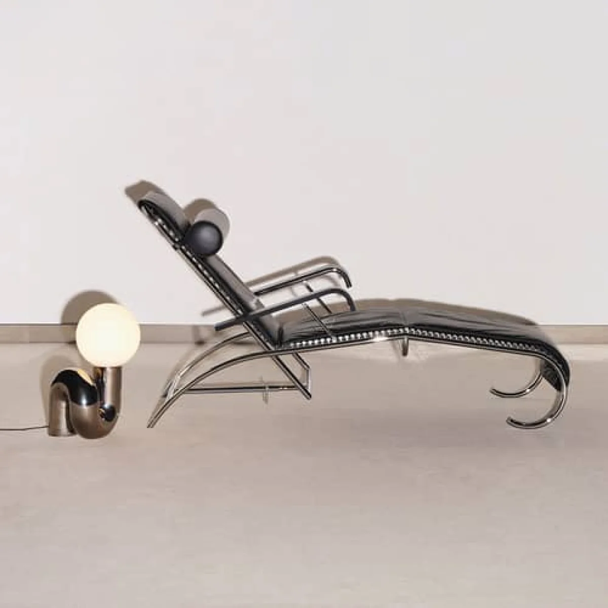 Sandows N°114 Reclining chair leather black / Reissue 1927 - Reclining backrest - Petite Friture – image 4