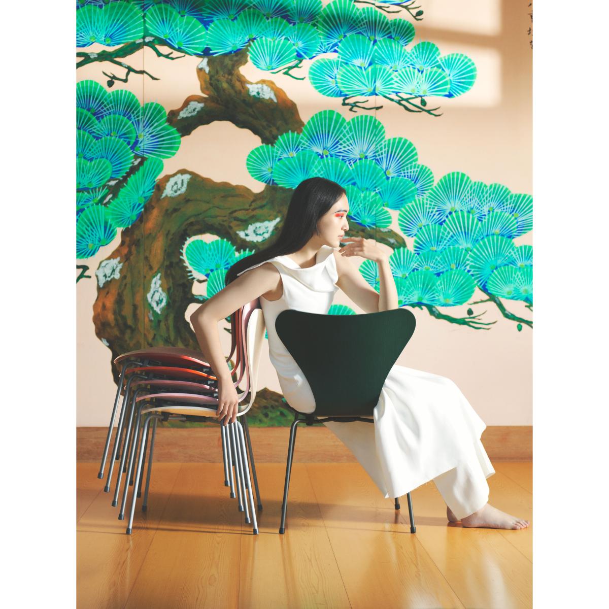 Série 7 Stacking chair - / Stained ash - Exclusive limited edition by Fritz Hansen Green – image 2
