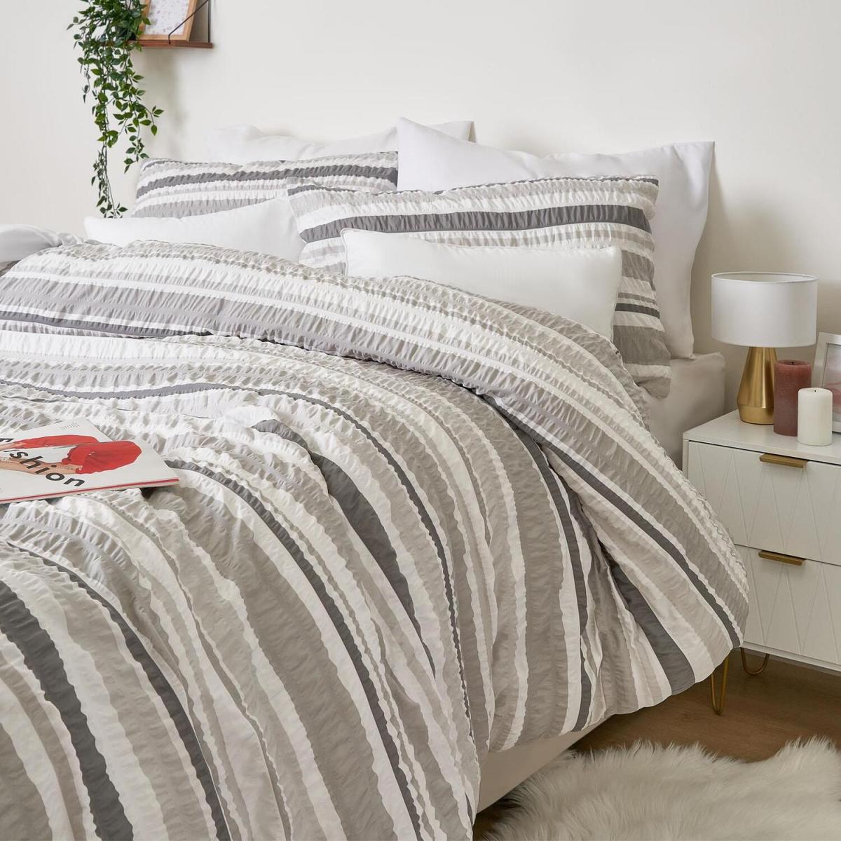 Dreamscene Stripe Print Seersucker Duvet Set - Grey / King size – image 2