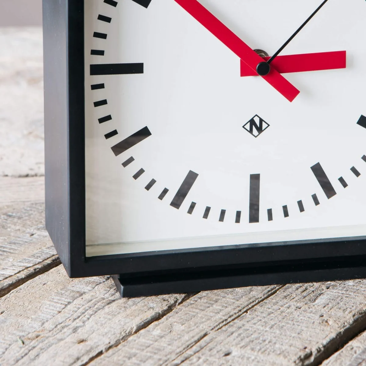 Red Square Mantel Clock – image 4