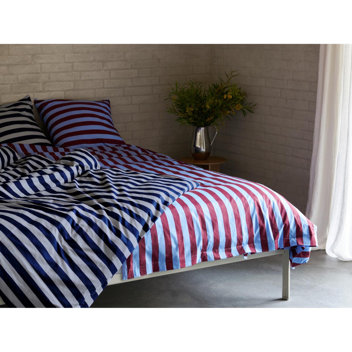 HAY Été duvet cover 220x220 cm Bordeaux-Sky blue – image 2