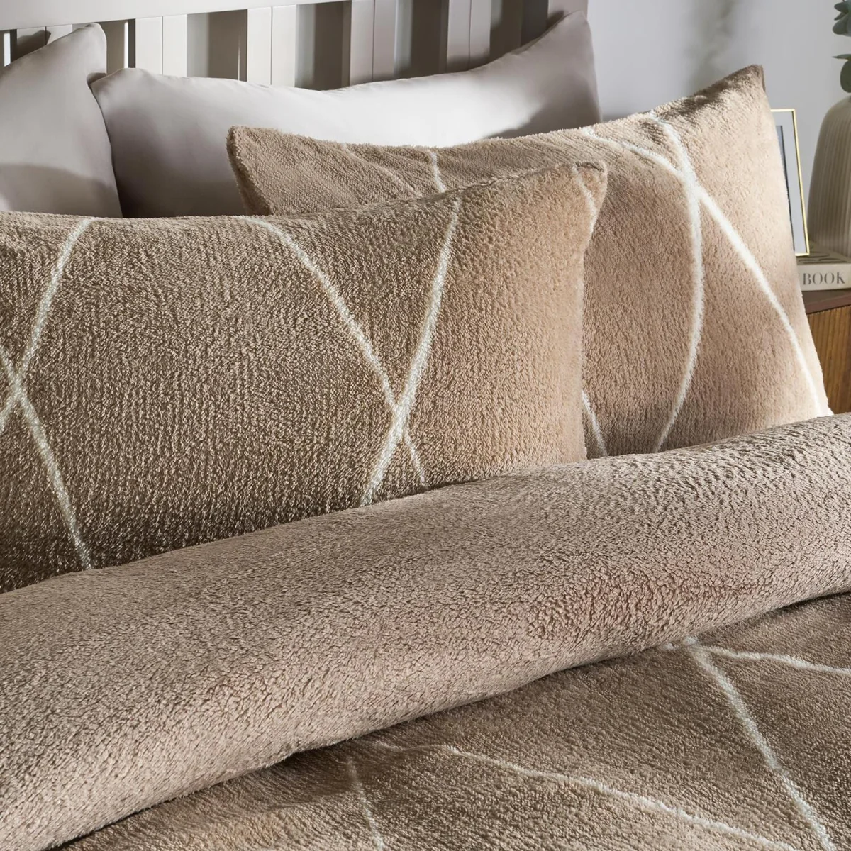 OHS Diamond Check Teddy Fleece Duvet Cover Set - Natural / 31cm / 1.96kg – image 3