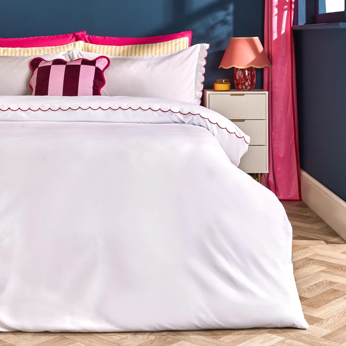 OHS Scallop Edge Contrast Duvet Cover Set - White/Hot Pink / 0.99kg – image 2