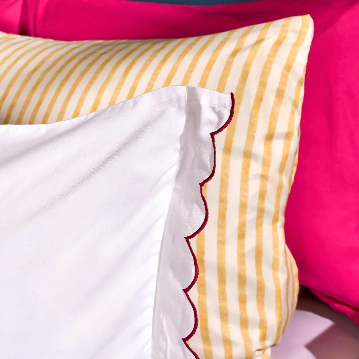 OHS Scallop Edge Contrast Duvet Cover Set - White/Hot Pink / 0.99kg – image 3