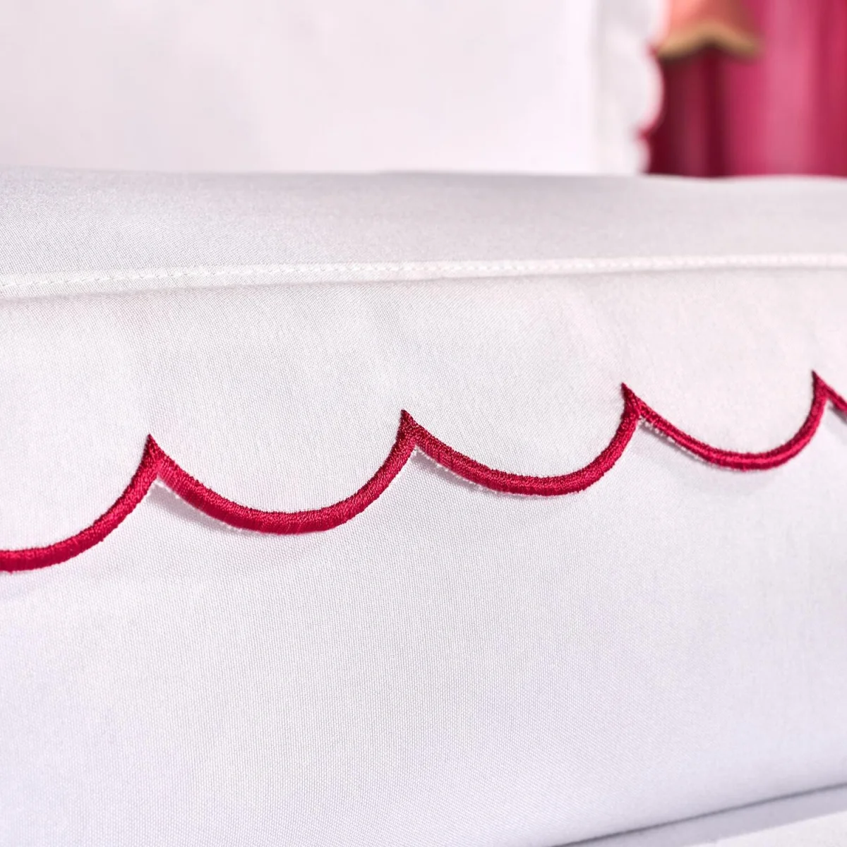 OHS Scallop Edge Contrast Duvet Cover Set - White/Hot Pink / 0.99kg – image 4