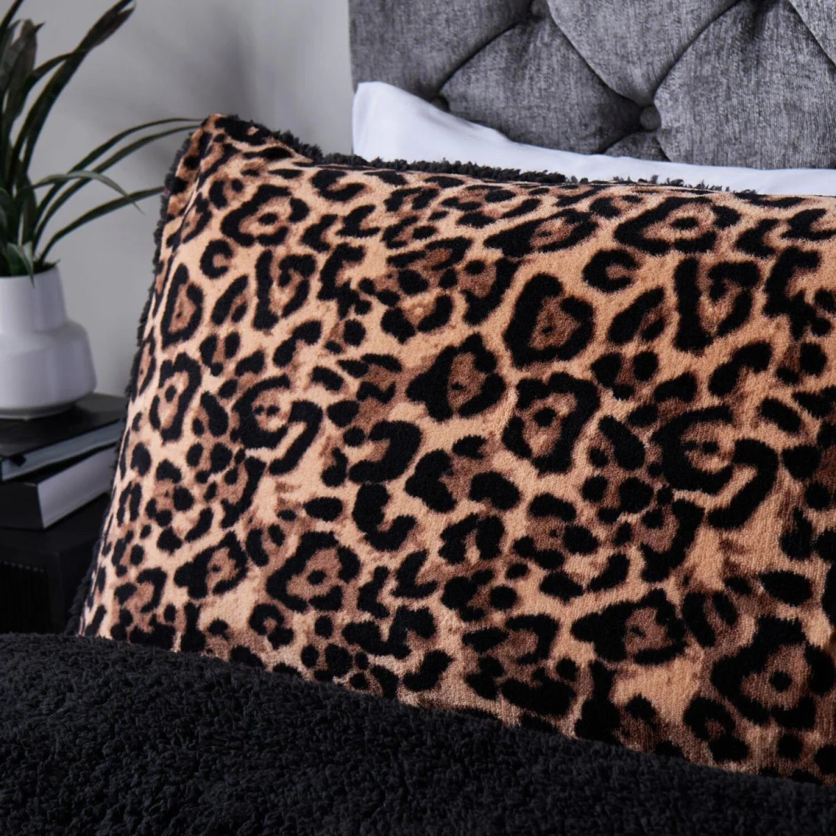 OHS Leopard Fleece Duvet Cover Set - Natural / Plump¿ / 32cm / 1.75kg – image 1