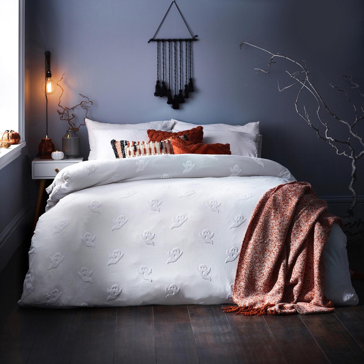 Tufted Ghost Cotton Duvet Cover Set - White / Superking – image 1