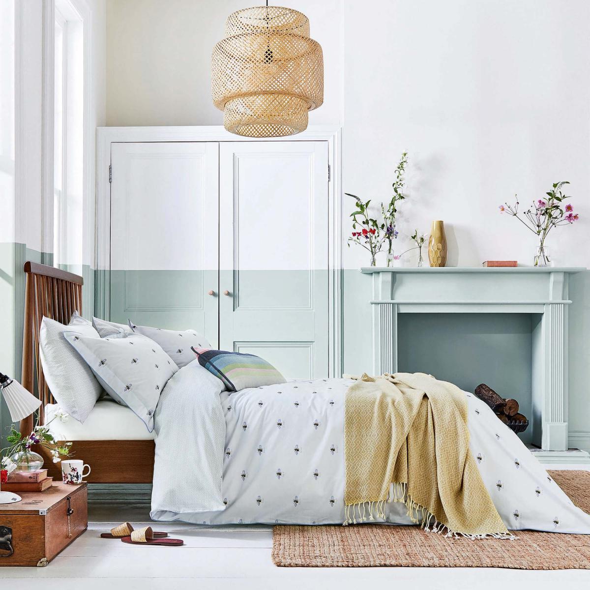 Joules Kelmarsh Bee Grey 100% Cotton Reversible Duvet Cover and Pillowcase Set Light Grey – image 1