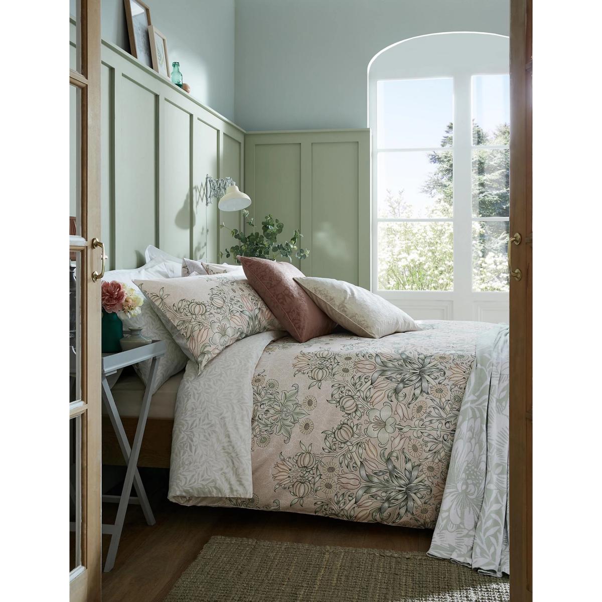 William Morris At Home Pure Cotton Lily & Pomegranate Bedding Set - 5FT - Pink, Pink – image 3