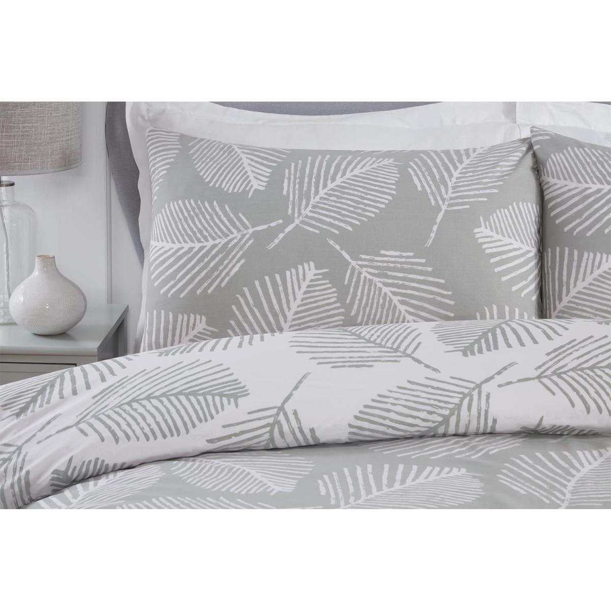 Falling Leaves Duvet Cover and Pillowcase Set - Green and White / King size – image 2