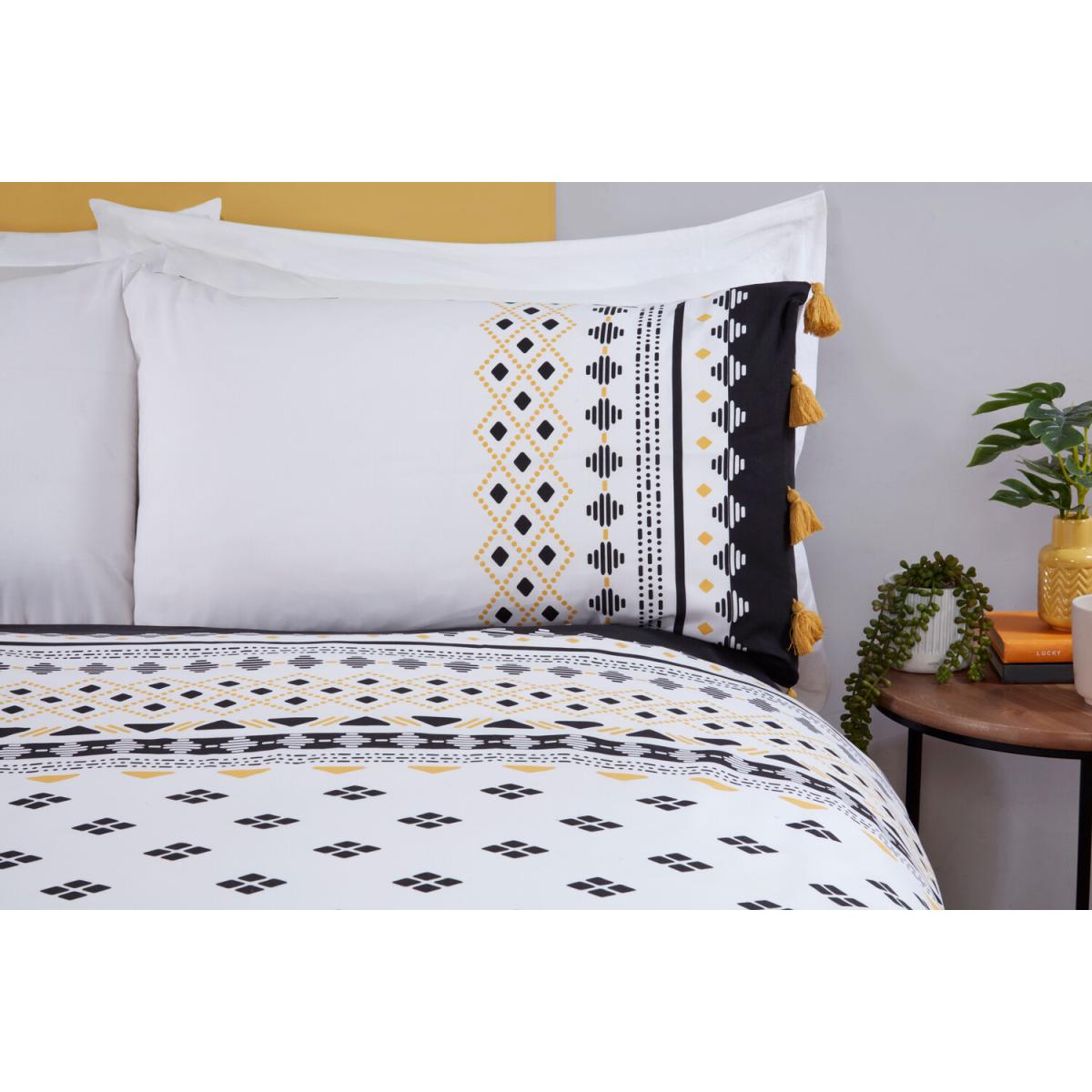 Aiyana Tassel Duvet Cover and Pillowcase Set - King size – image 4