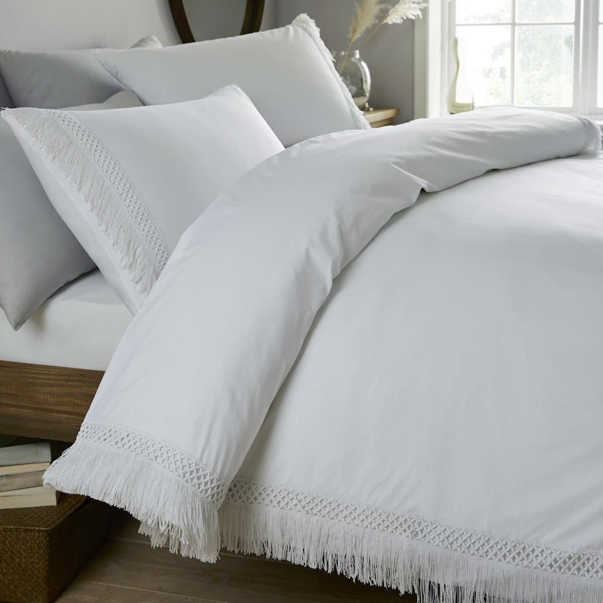 Celeste Macrame 180 Thread Count Duvet Cover and Pillowcase Set - White / King – image 3