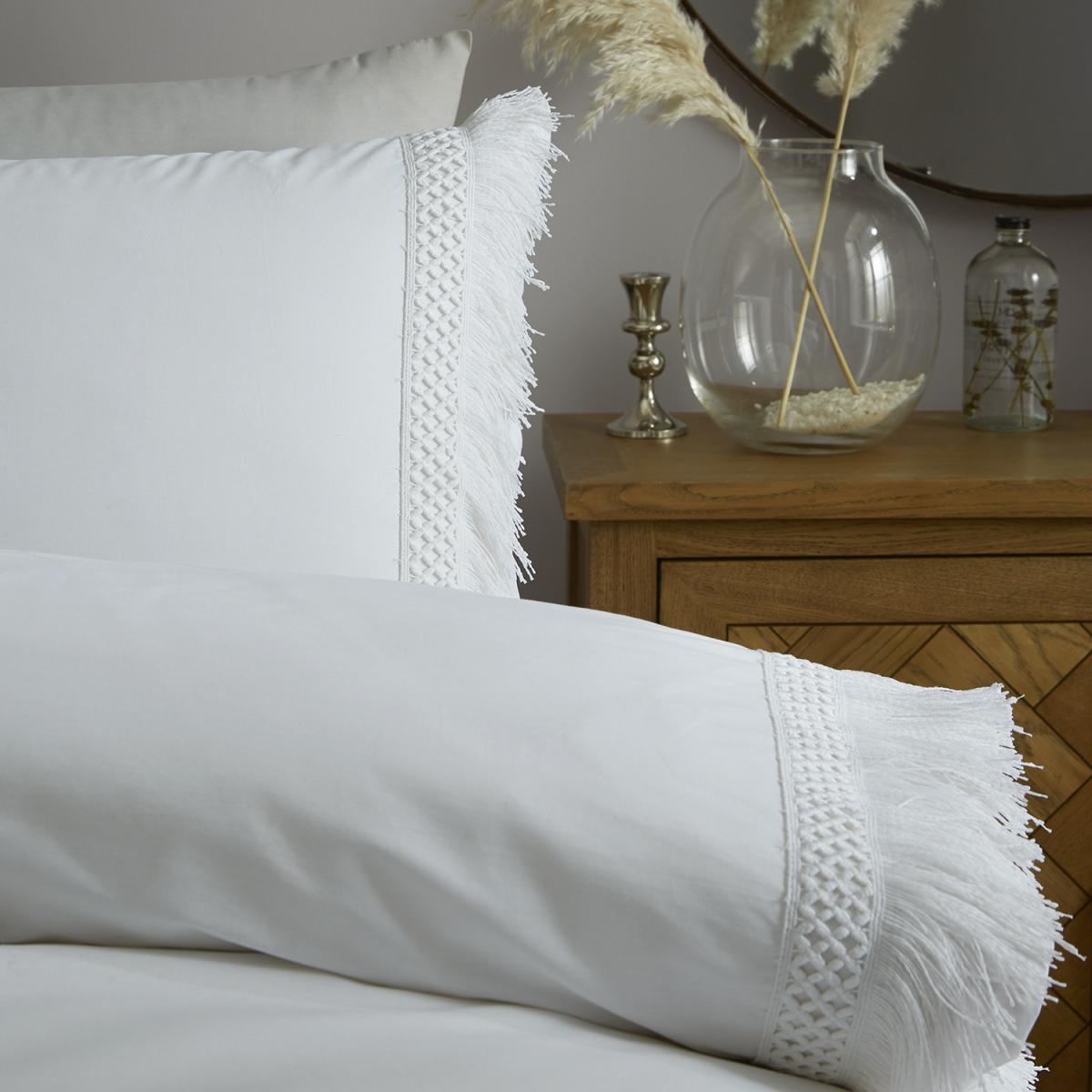 Celeste Macrame 180 Thread Count Duvet Cover and Pillowcase Set - White / King – image 4
