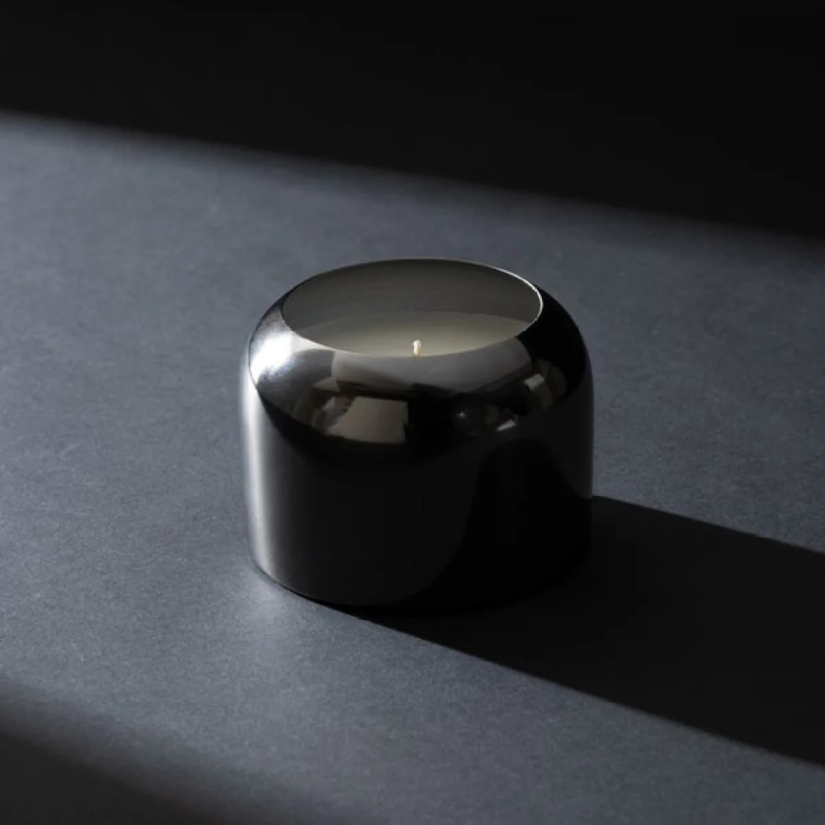 Luxe Smoke Orris & Jasmine Candle – image 2
