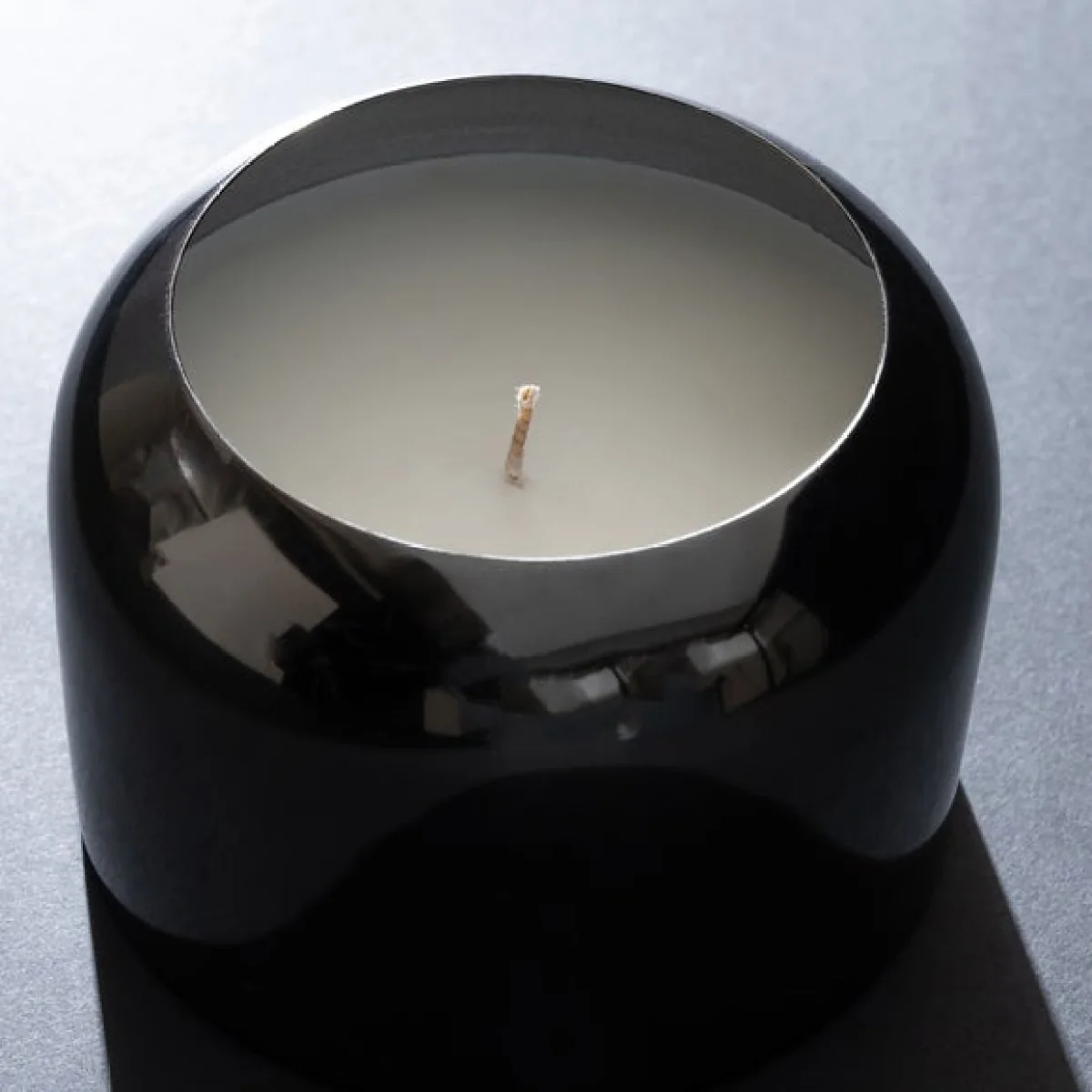 Luxe Smoke Orris & Jasmine Candle – image 3