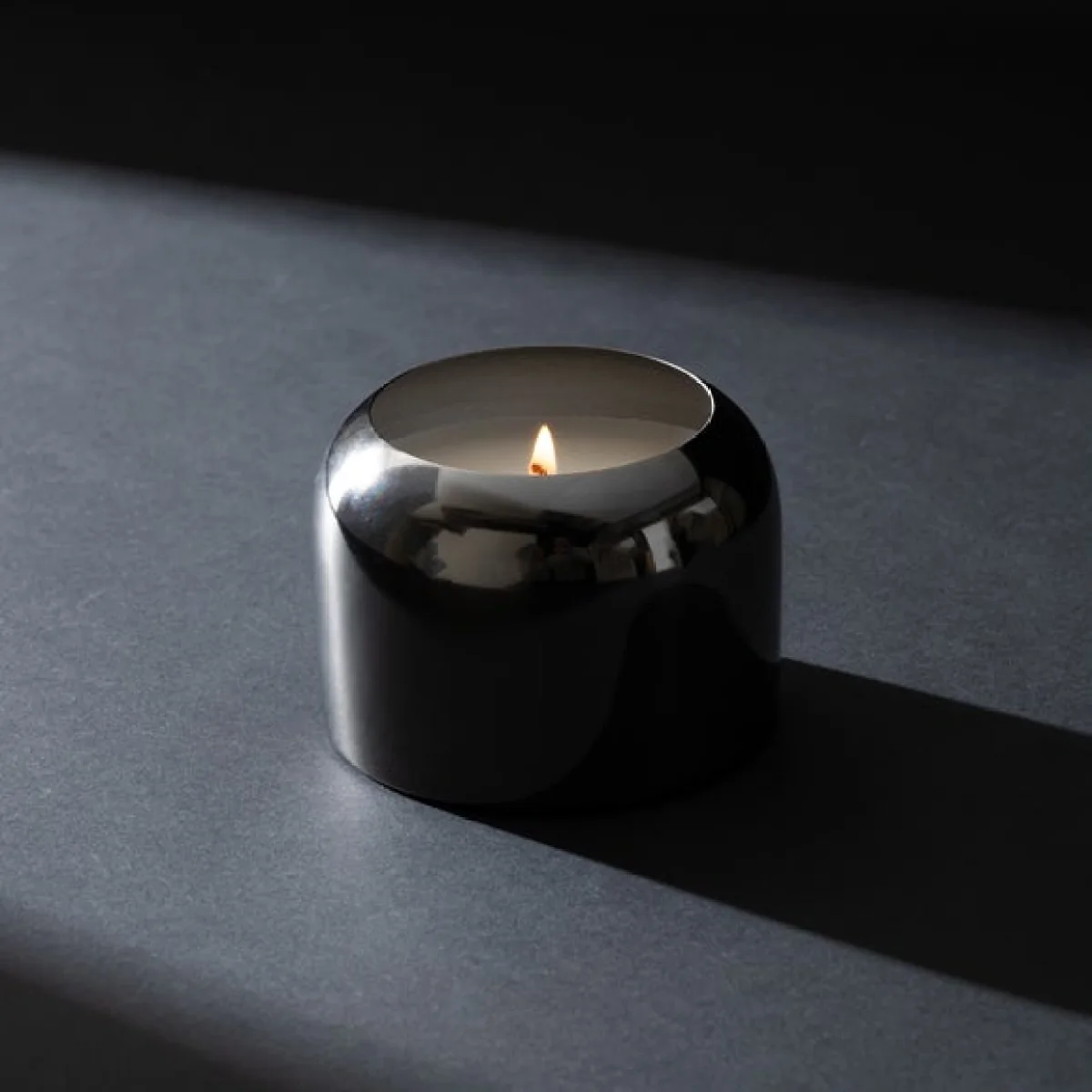 Luxe Smoke Orris & Jasmine Candle – image 1