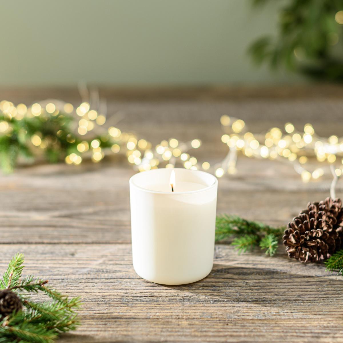 Spiced Amber Globe Candle White – image 2