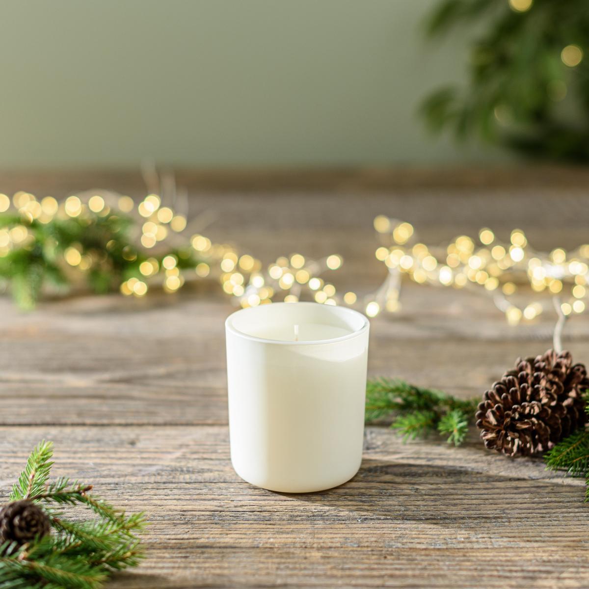 Spiced Amber Globe Candle White – image 4