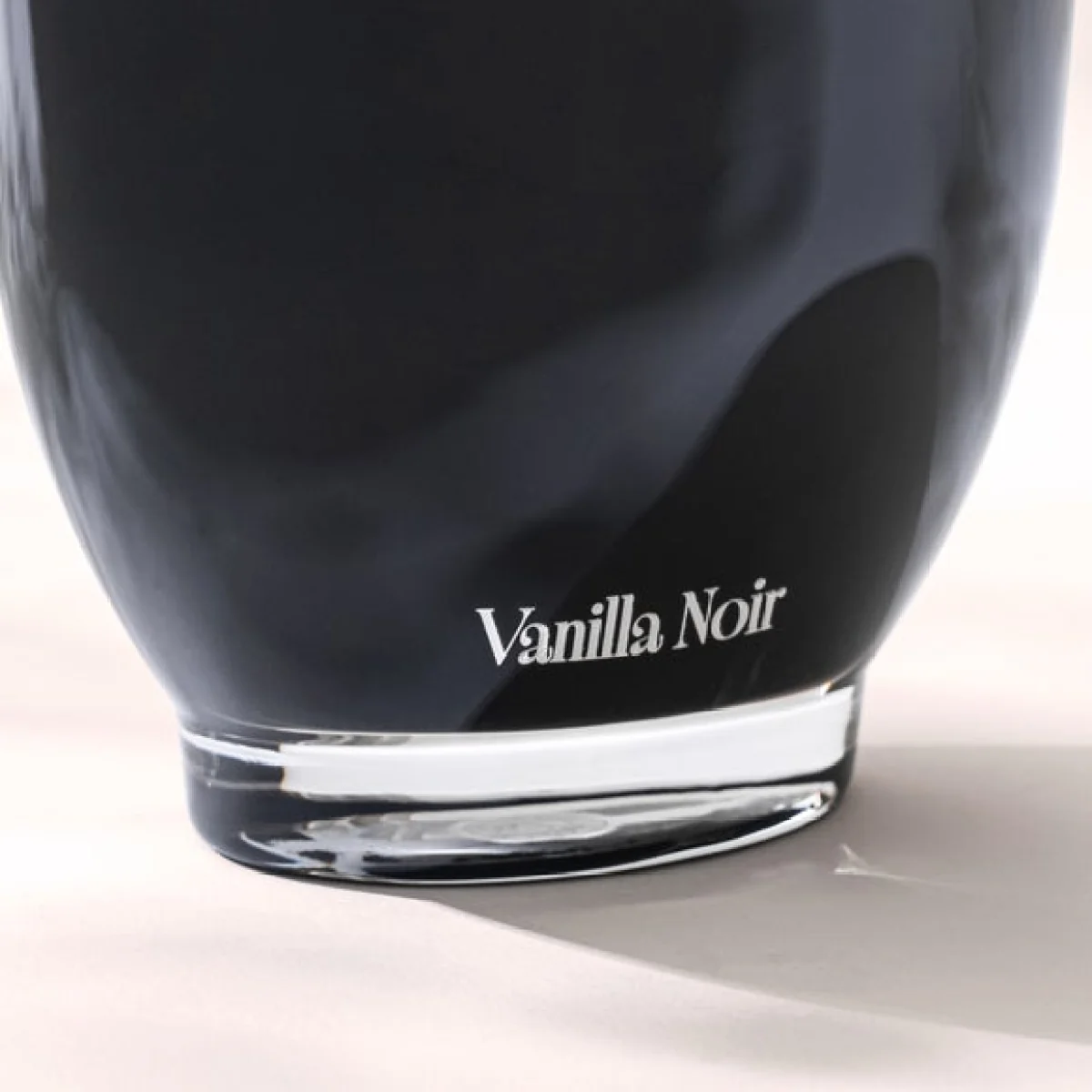 Moments Vanilla Noir Candle – image 4