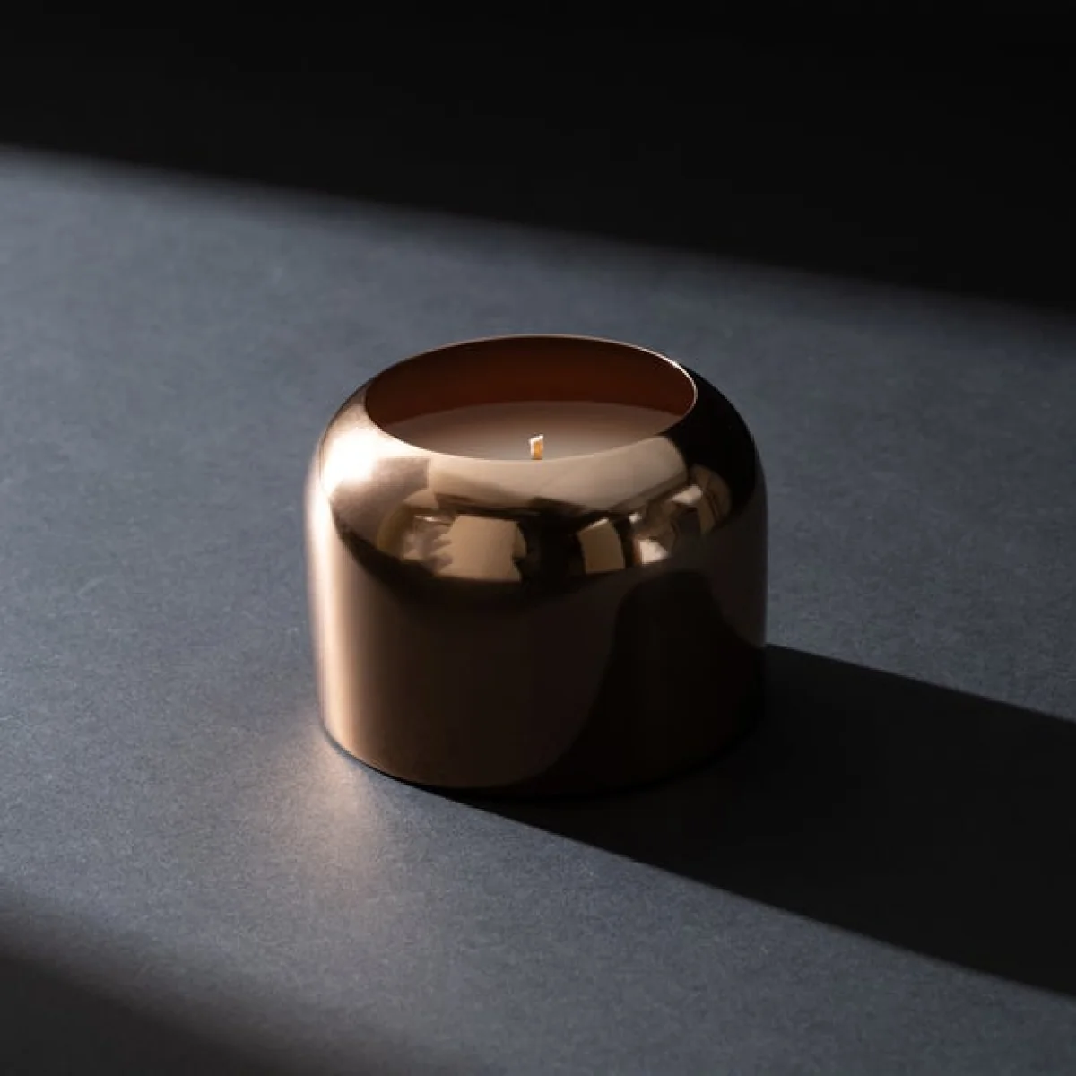Luxe Bronze Oud & Vanilla Candle – image 2