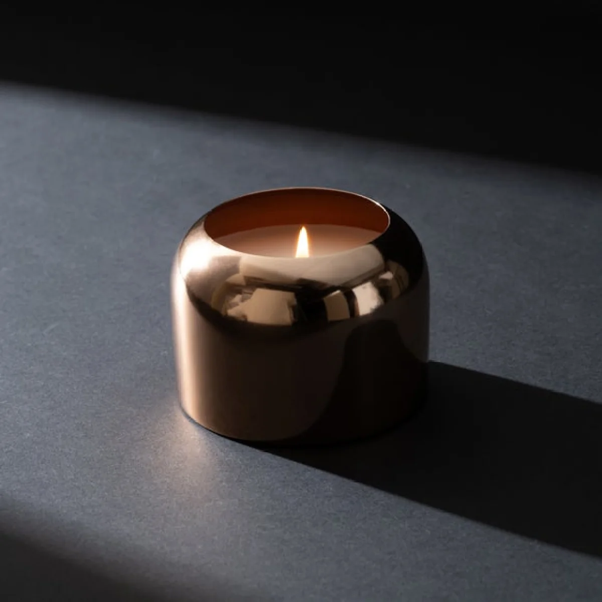 Luxe Bronze Oud & Vanilla Candle – image 1