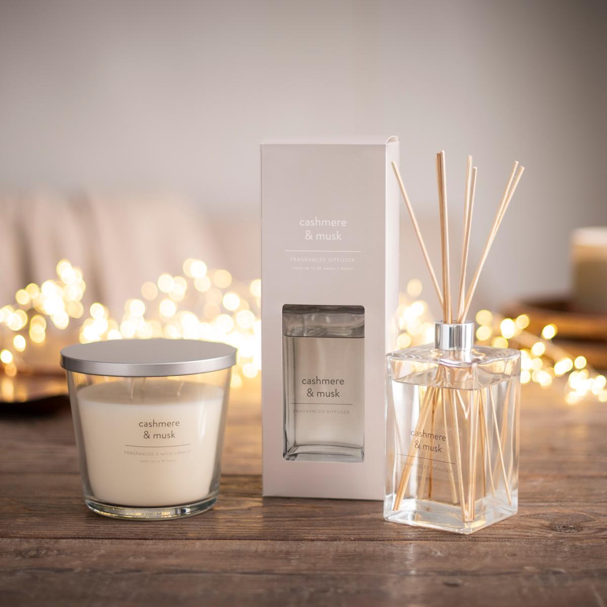 Cashmere and Musk Wick Candle White – image 3