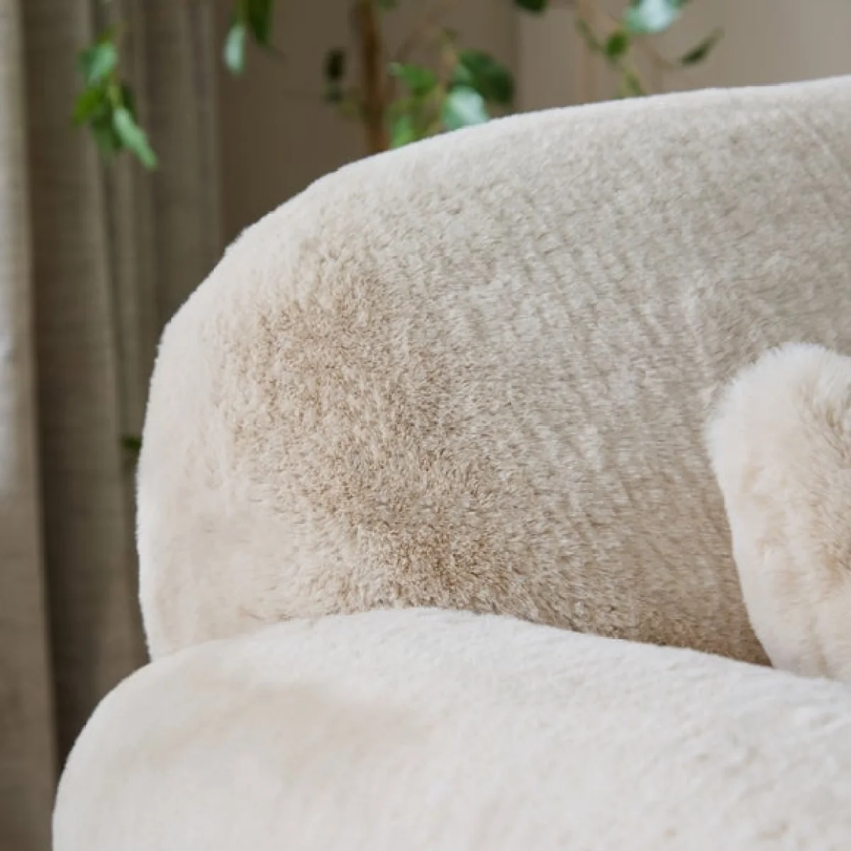 Millie Faux Fur Snuggle Chair – image 3