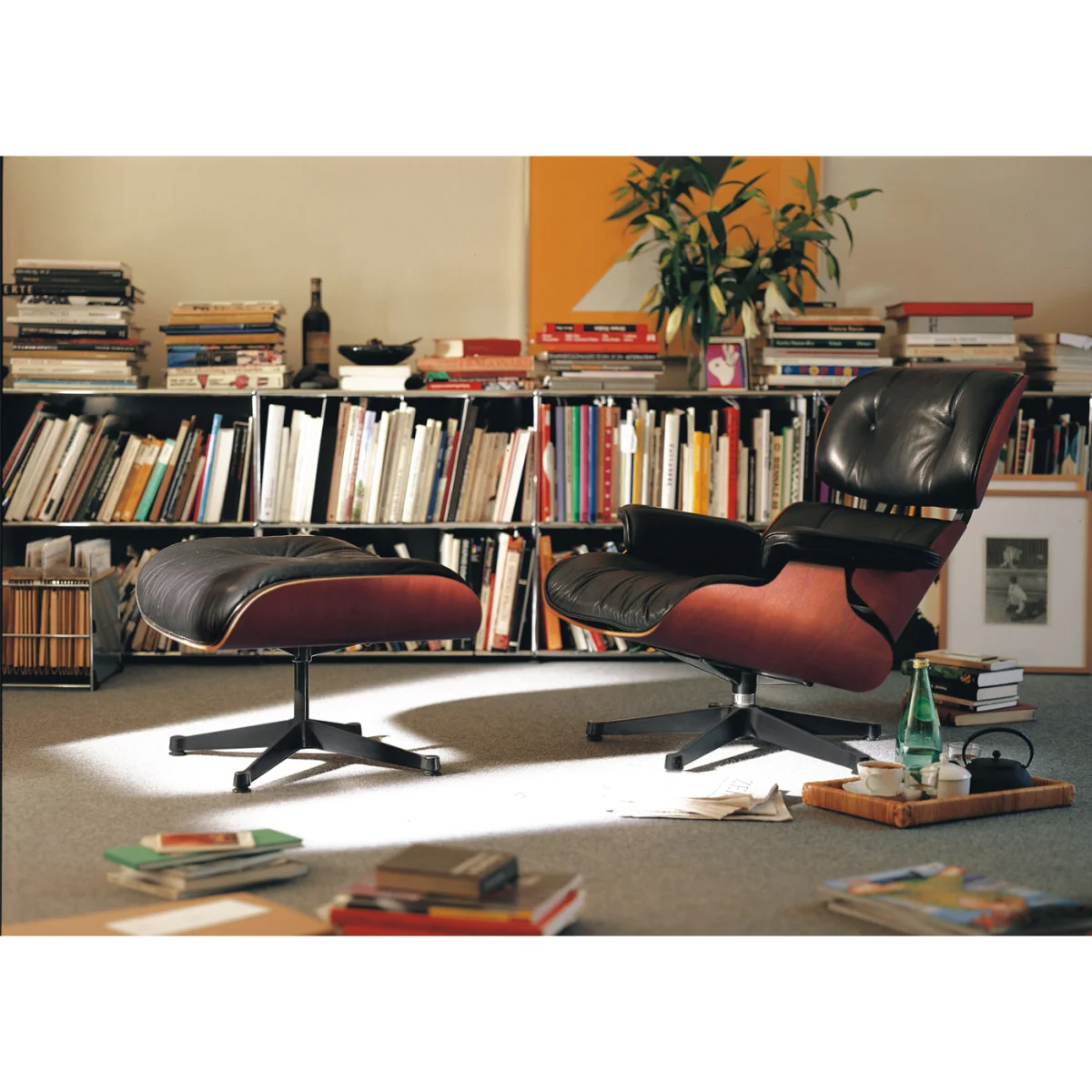 Vitra Eames Lounge Chair & Ottoman Santos Pal. Classic Calma 03 Night Blue Polished/Black Base 04 – image 3
