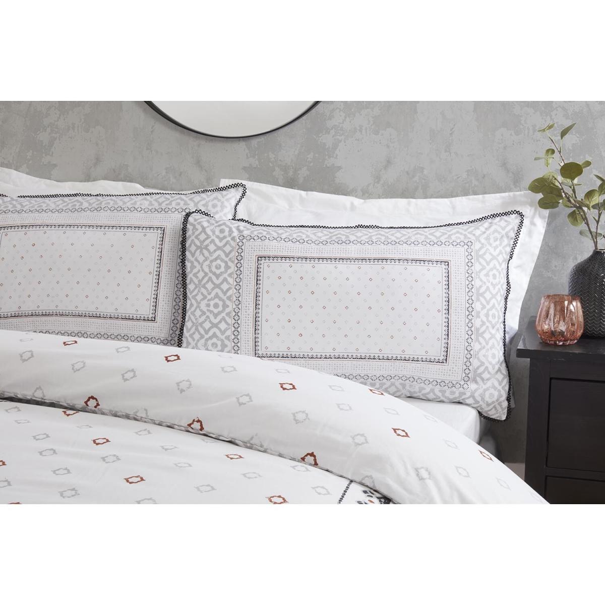 Metro Geo Fringe Duvet and Pillowcase Set - King size – image 3