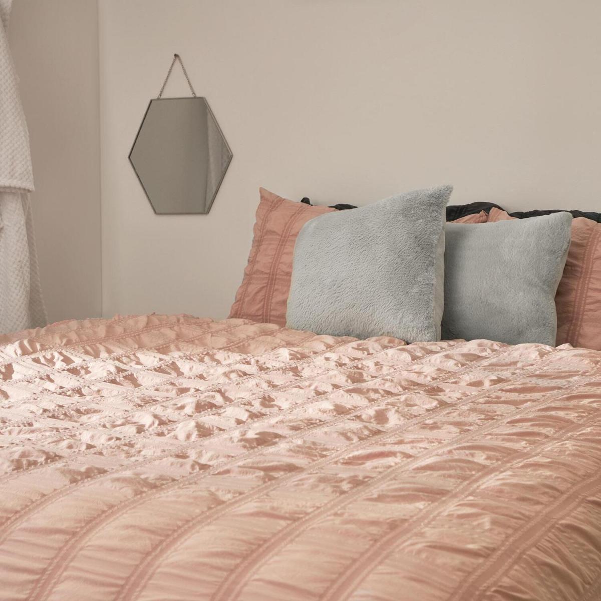 Sienna Check Seersucker Duvet Cover with Pillowcase Bedding Set - Pink / King – image 4