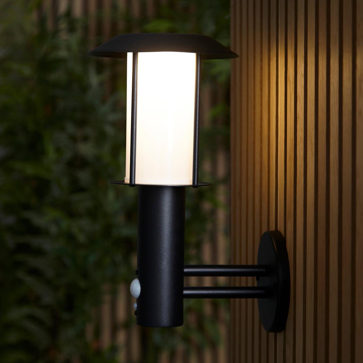 Vogue Tarka Outdoor Solar PIR Wall Light Black – image 3