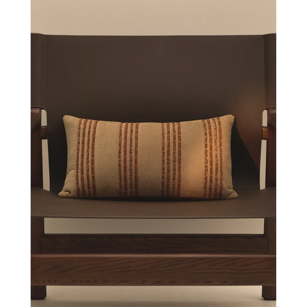Amela cushion cover in velvet with beige embroidered stripe 50 x 30 cm – image 2