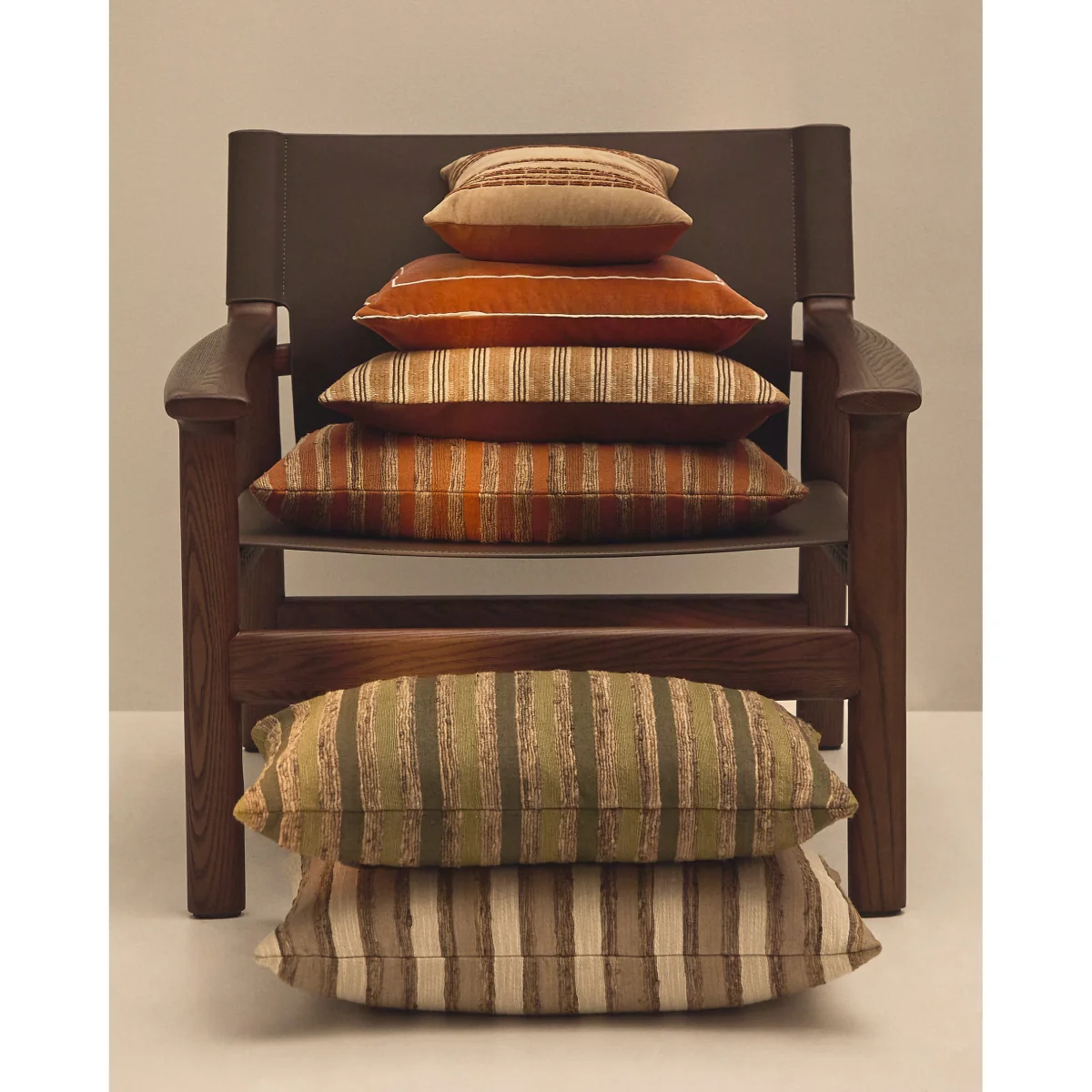 Amela cushion cover in velvet with beige embroidered stripe 50 x 30 cm – image 4