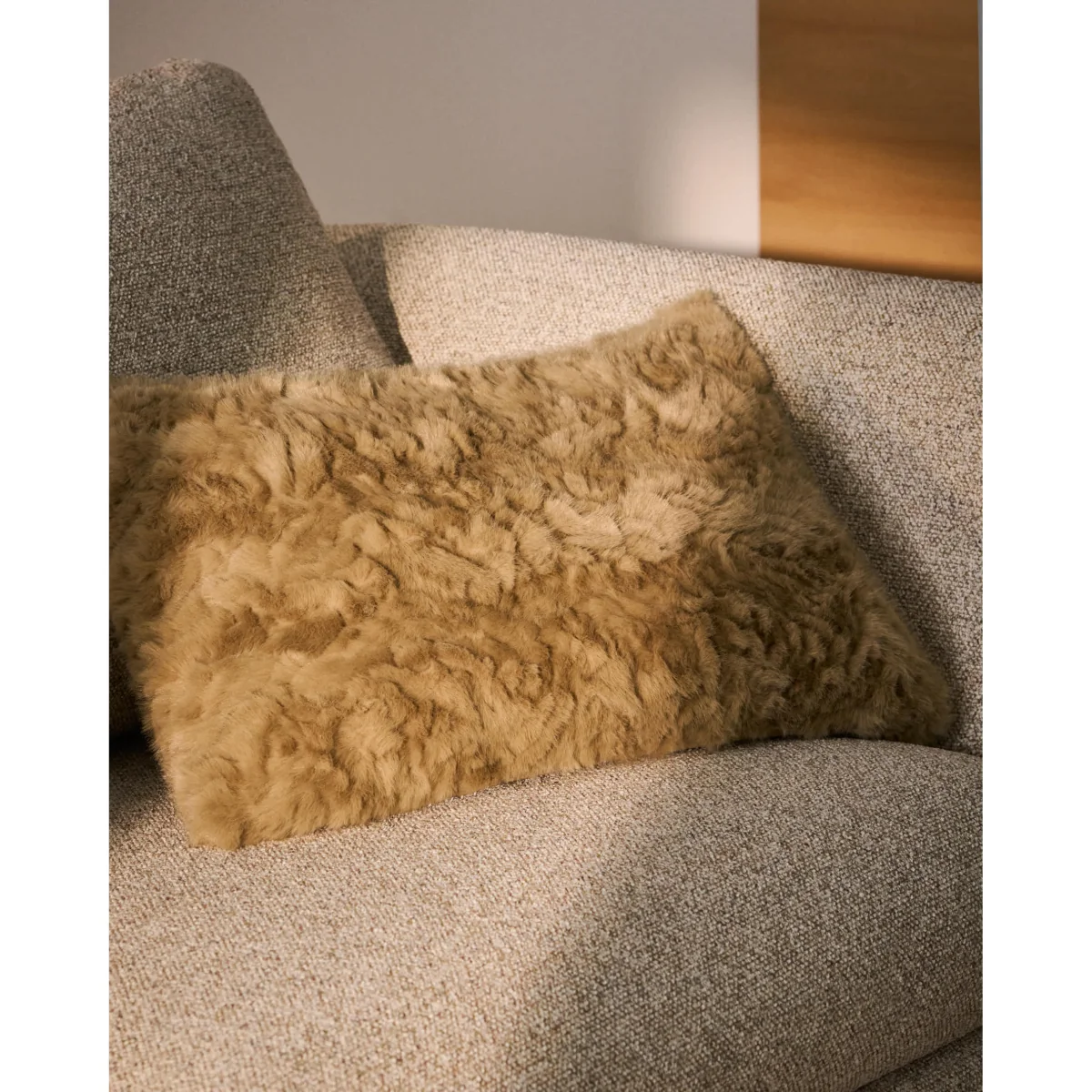 Oruma light brown astrakhan-effect faux fur cushion cover 40 x 60 cm – image 2