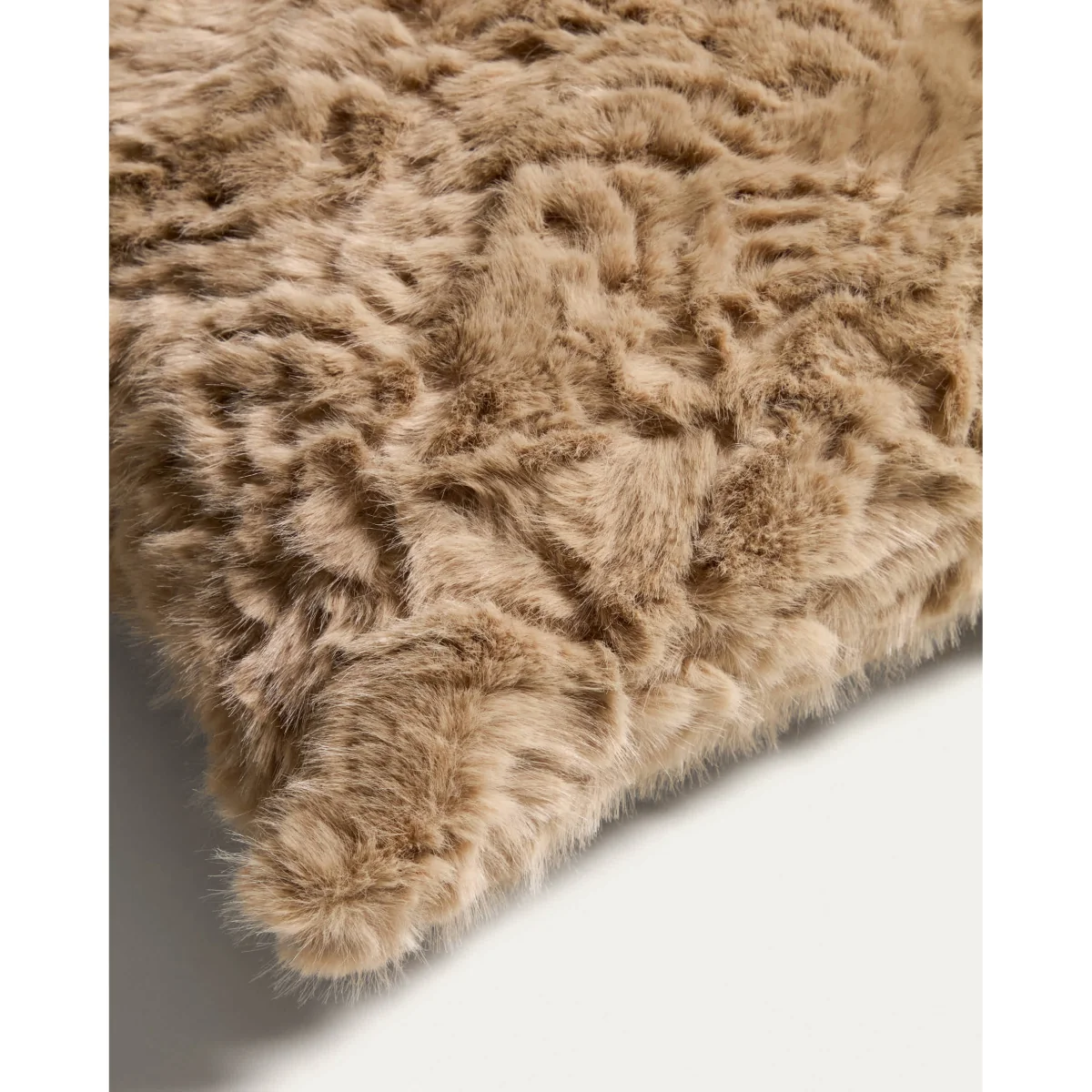 Oruma light brown astrakhan-effect faux fur cushion cover 40 x 60 cm – image 3
