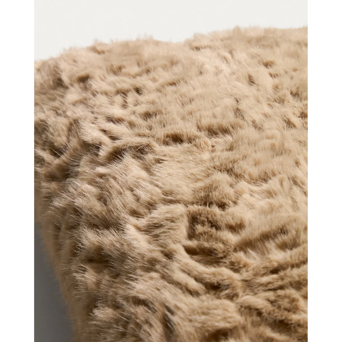Oruma light brown astrakhan-effect faux fur cushion cover 40 x 60 cm – image 4