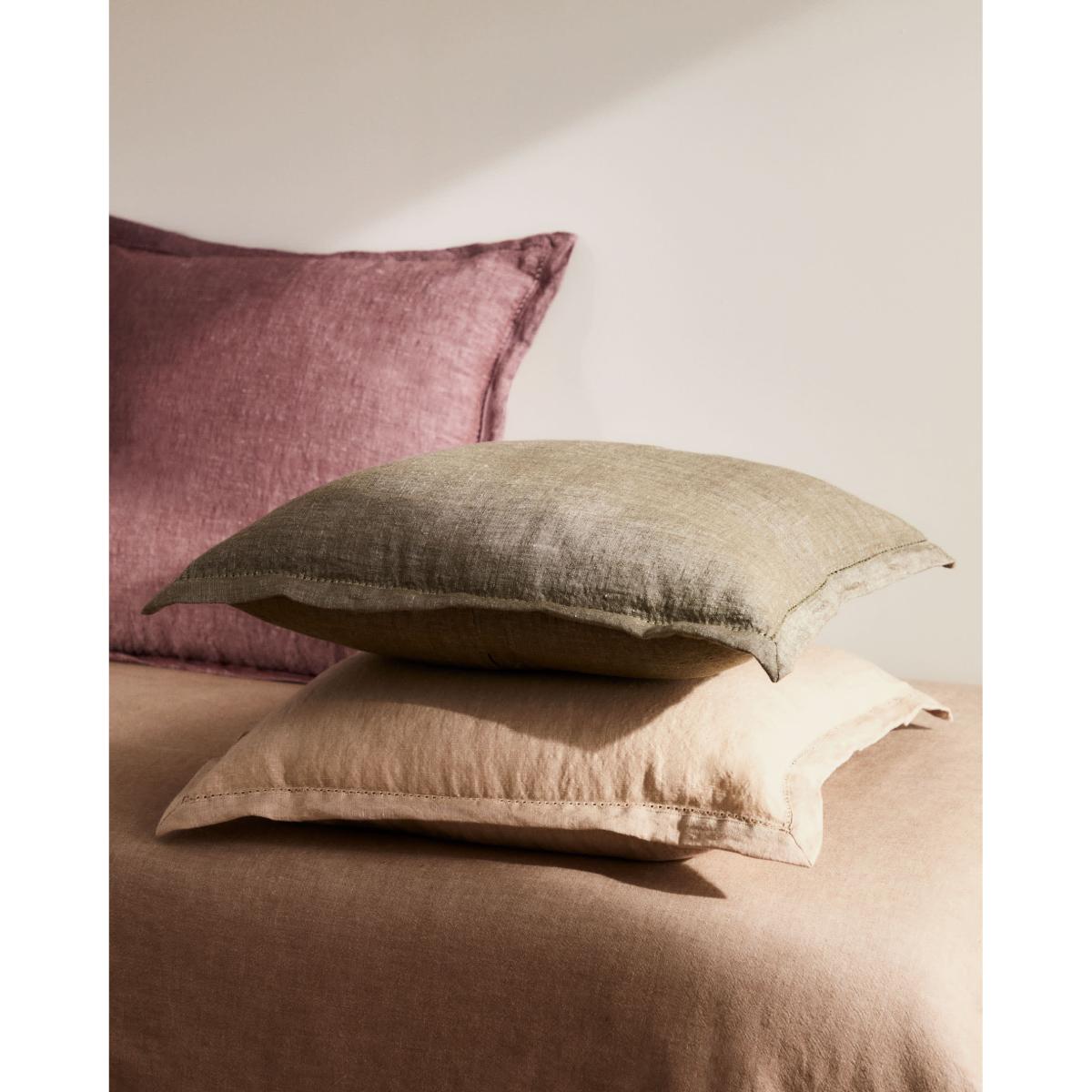 Rut cushion cover in maroon linen and cotton, 45 x 45 cm – image 4