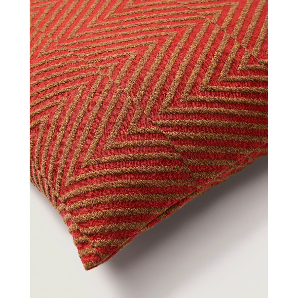 Lunver cushion cover in red chevron jacquard 50 x 50 cm – image 3
