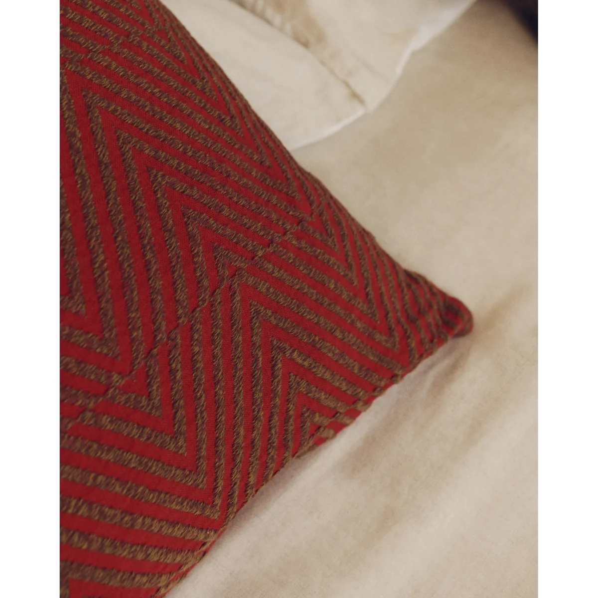 Lunver cushion cover in red chevron jacquard 50 x 50 cm – image 4