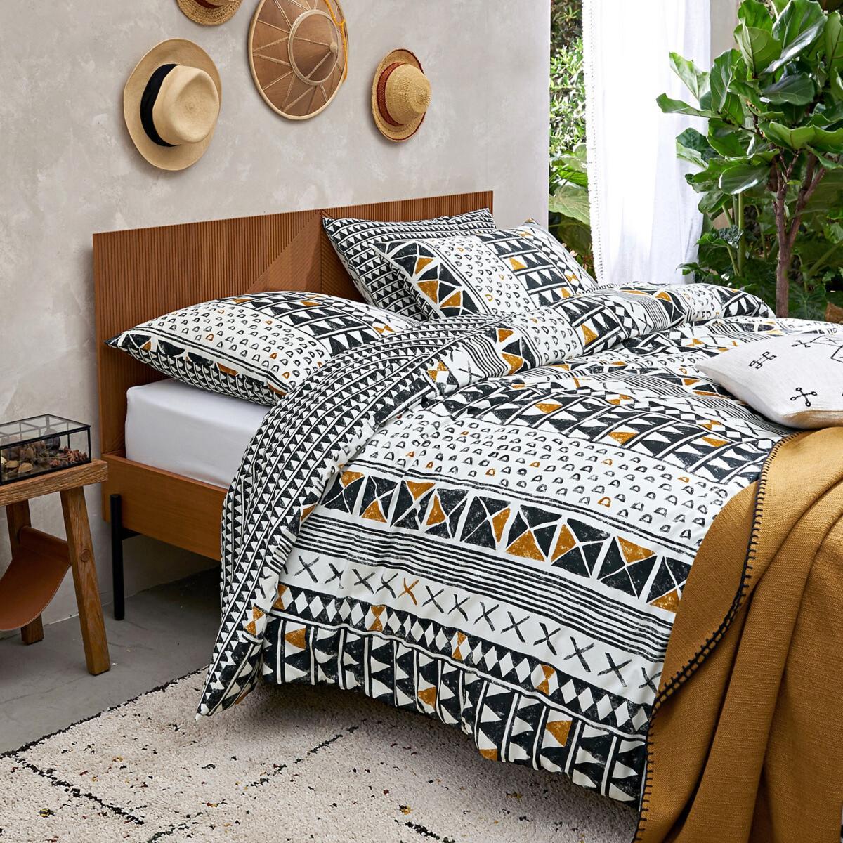 Angusto Embroidered Cushion Cover – image 2