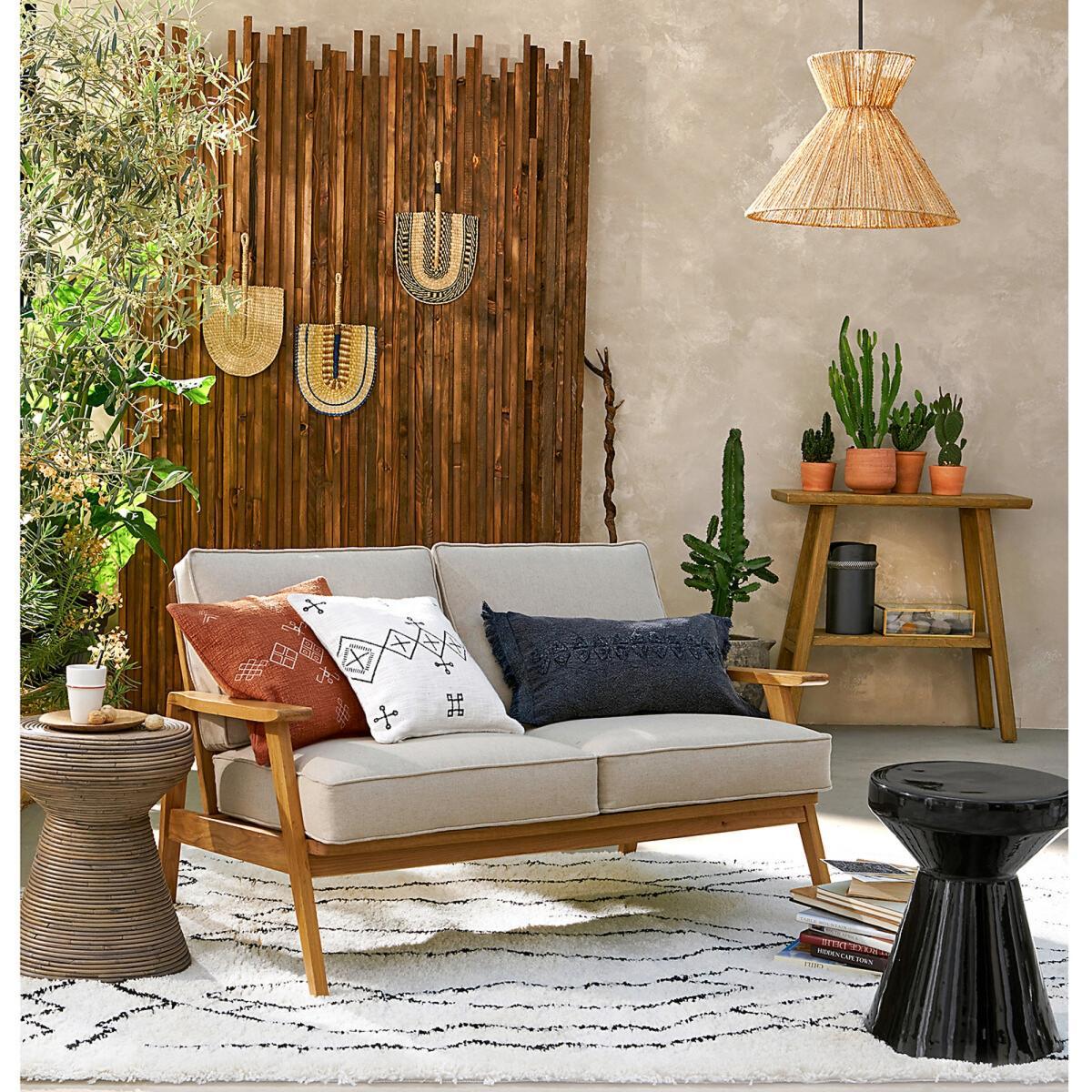 Angusto Embroidered Cushion Cover – image 3