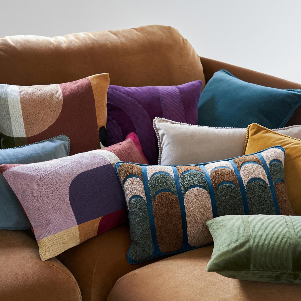 Nomeo Graphic Rectangular Cushion Cover – image 3