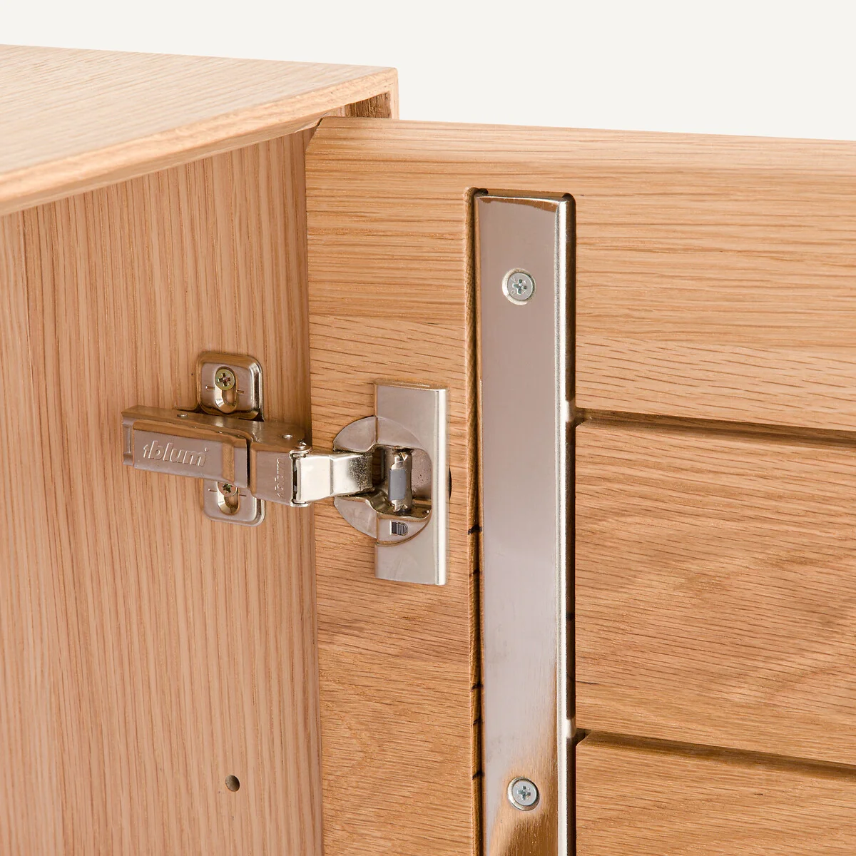 Mikube Oak and Veneer Desk with 2-Door Unit – image 6