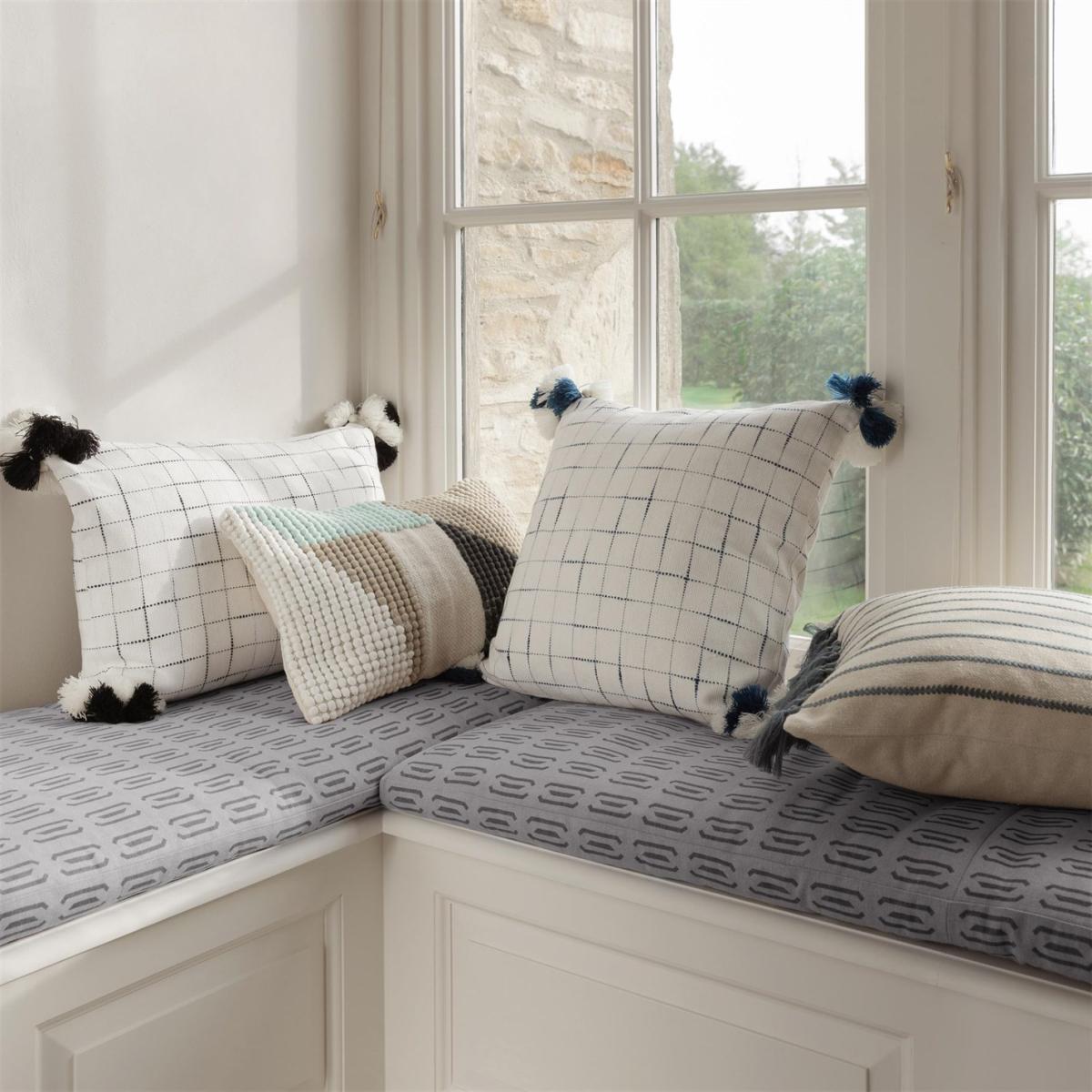 Needlepoint Cushion – image 8