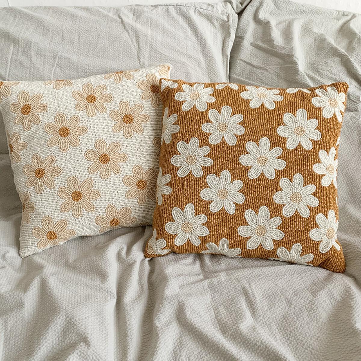 À la - Daisies Beaded Cushion - Crème – image 3